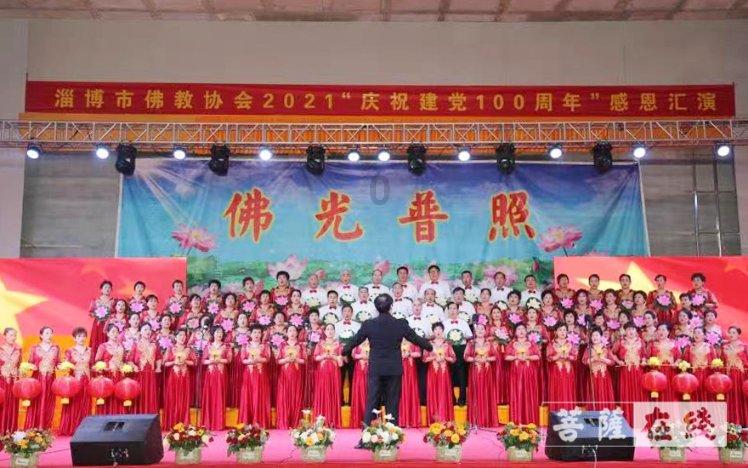 杨紫拍“荡秋千”戏为啥只露上半身？看到全景照，满屏都是尴尬